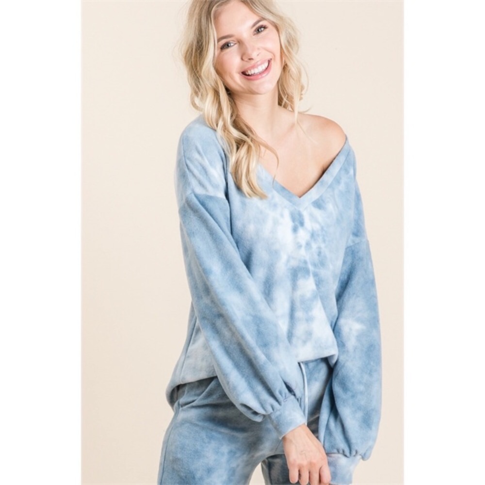 ✨✨✨NWT Plush Baby Blue Tie Dye V Neck Puff Sleeve Top
